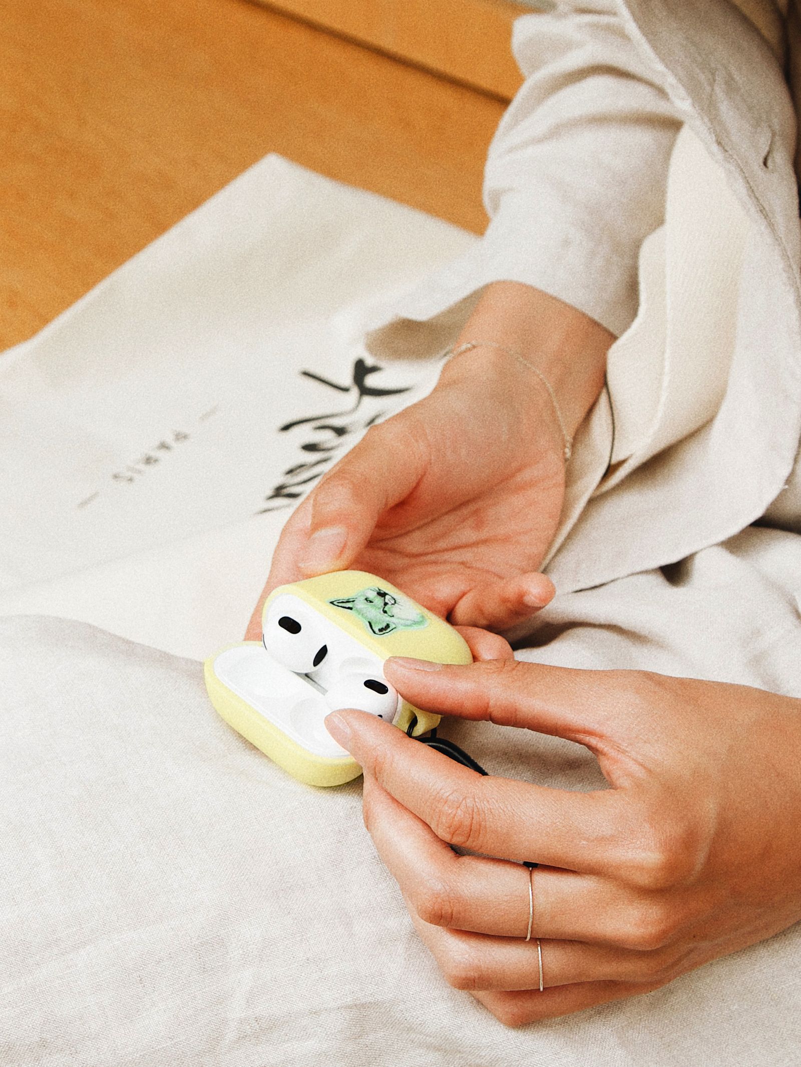 第三世代カラビナ付きエアポッズケース -  MINT FOX CARABINER CASE AIRPODS 3