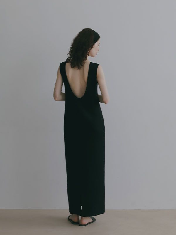 オープンバックスリーブレスニットワンピース（BLACK)