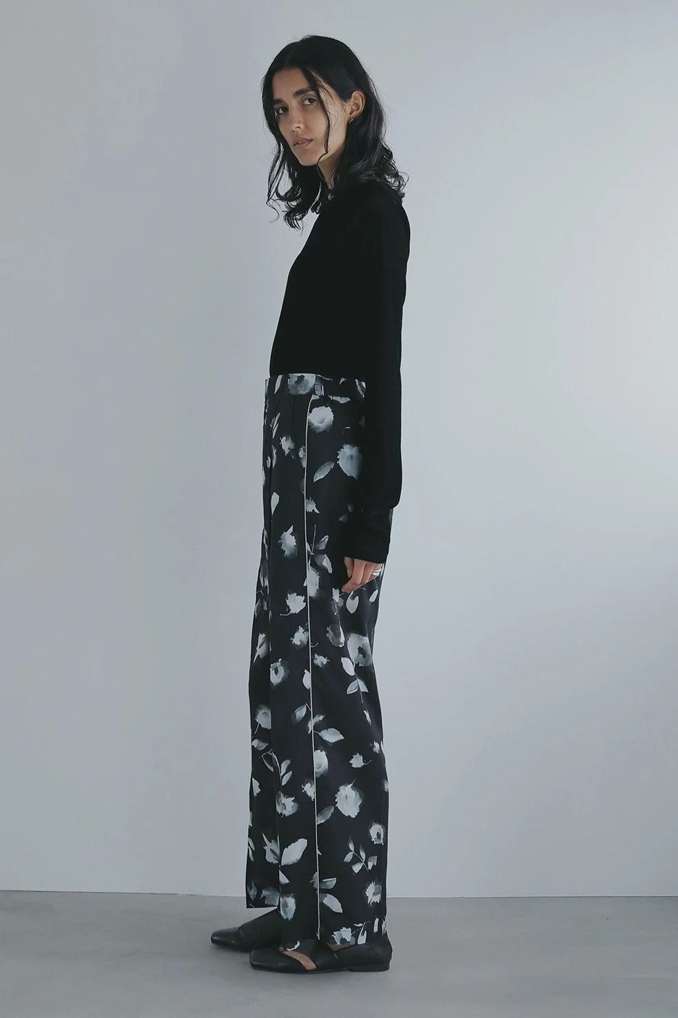 フラワーワイドパンツ - BLURRED FLOWER WIDE PANTS - BLACK