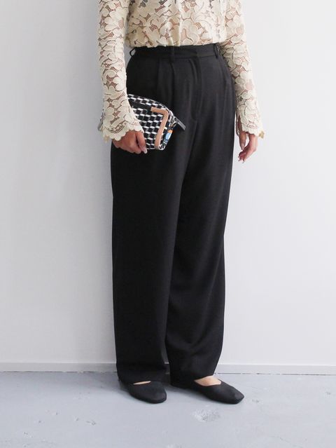 女性らしく華やかな印象 CLANEの新作レーストップスコーデ