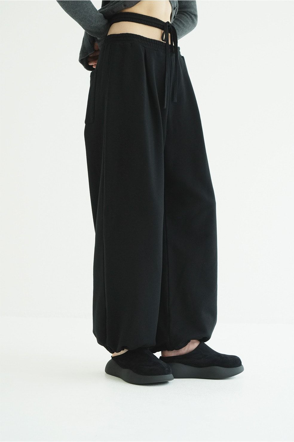 スラッシュ ウエスト スウェットパンツ - SLASH WAIST SWEAT PANTS (BLACK)