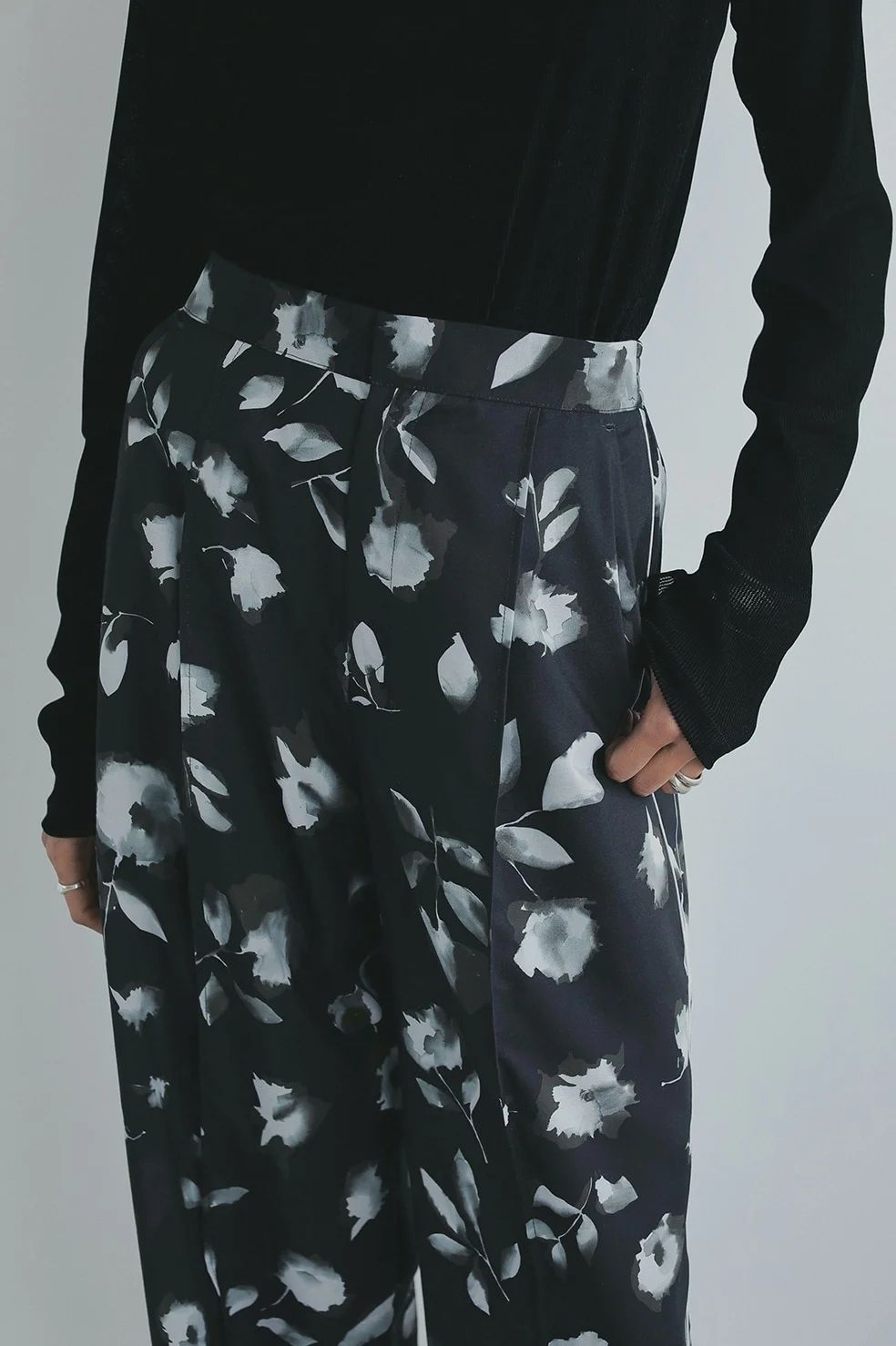 フラワーワイドパンツ - BLURRED FLOWER WIDE PANTS - BLACK