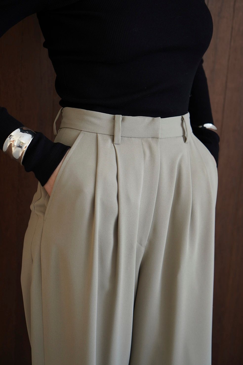 ベーシック タック パンツ - BASIC TUCK PANTS - BEIGE