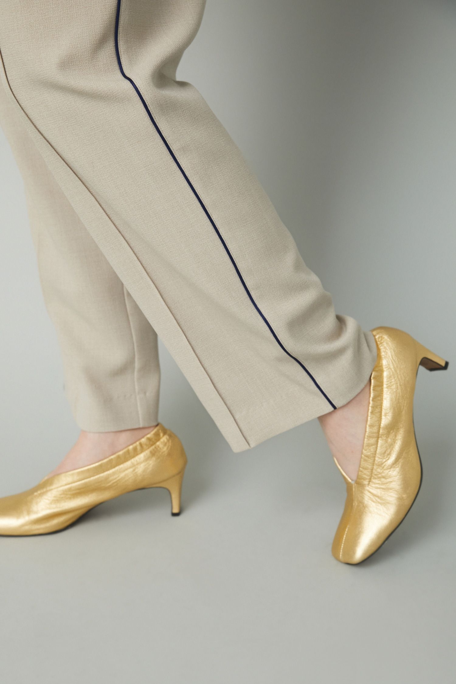 パイピング スラックス パンツ - Piping pintuck pants - BEIGE