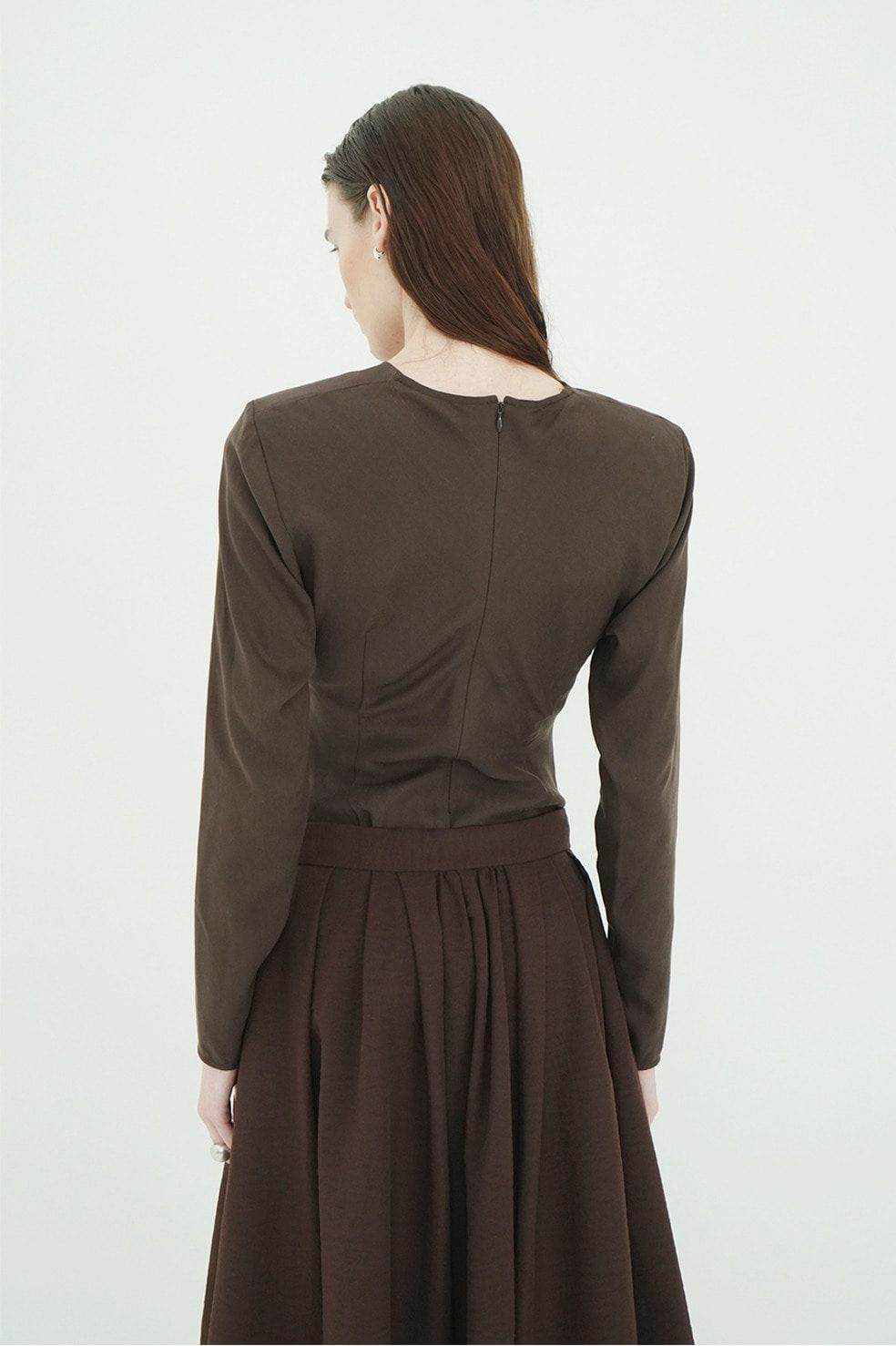 ブイネックボディスーツ - V NECK POWER SHOULDER BODYSUIT(BROWN)