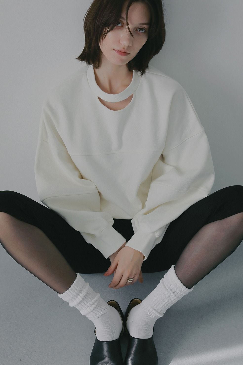 ネックデザインスウェット - MOON SLIT SWEAT TOPS (WHITE)