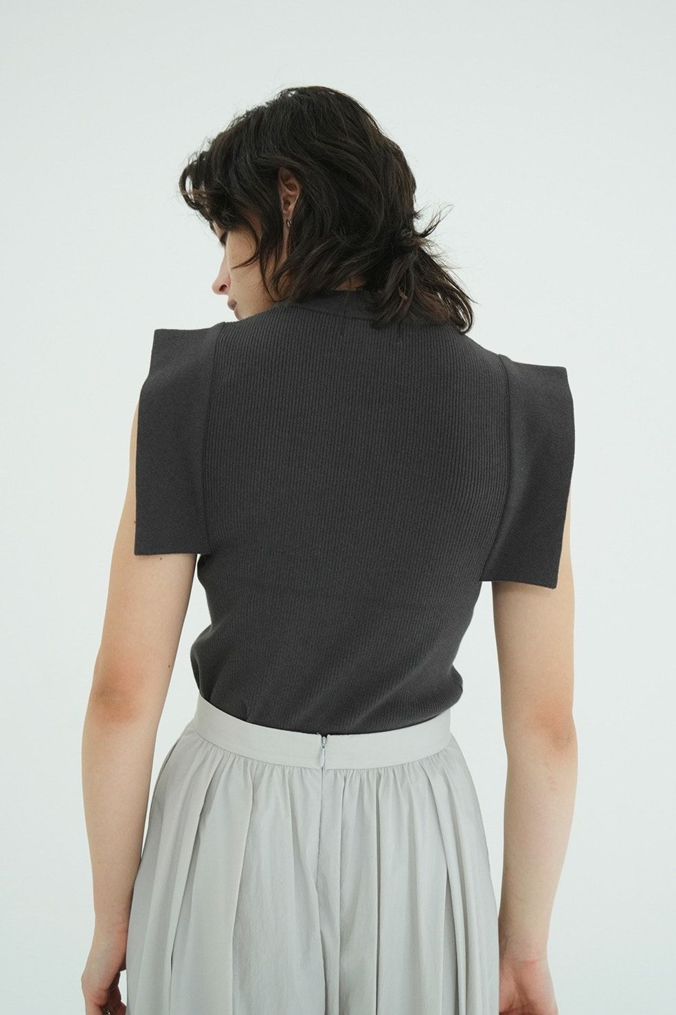 【26SS】 スクエアスリーブニットトップス - SQUARE SLEEVE KNIT TOPS (CHARCOAL GRAY)