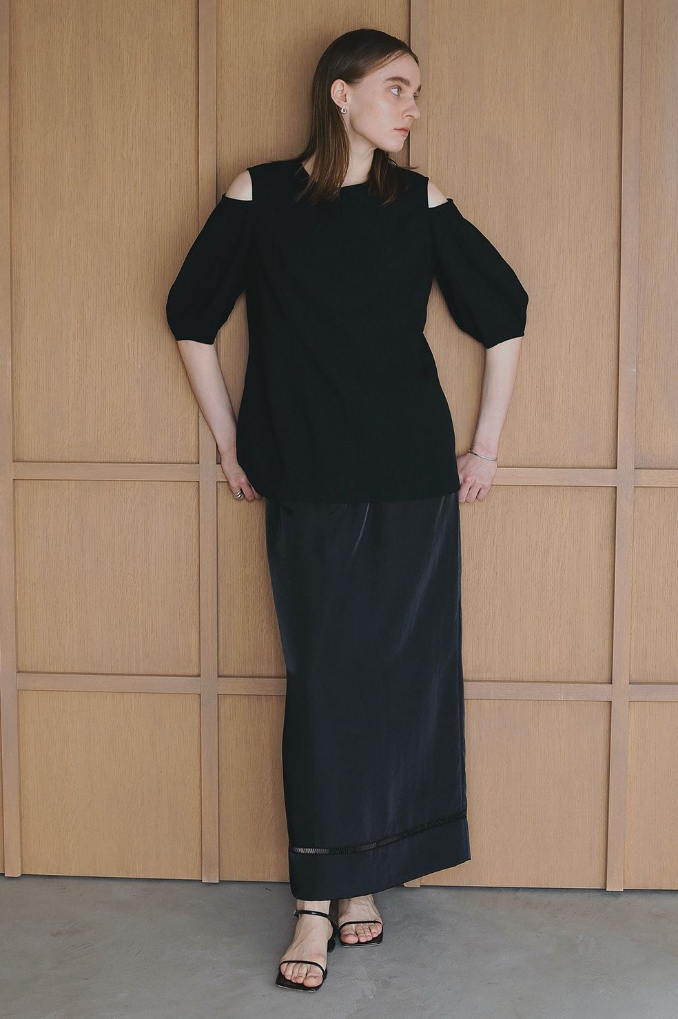 スラッシュショルダートップス - SLASH SHOULDER TOPS - BLACK