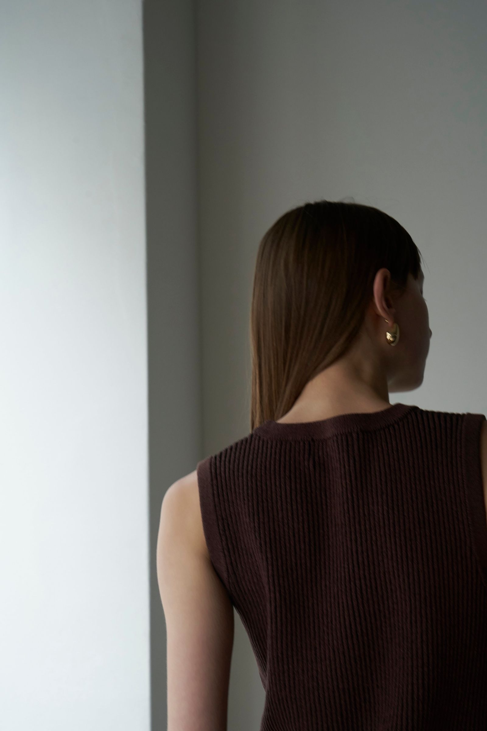 CLANE - SLANT CUT NO SLEEVE KNIT TOPS - BROWN | ADDICT WEB SHOP