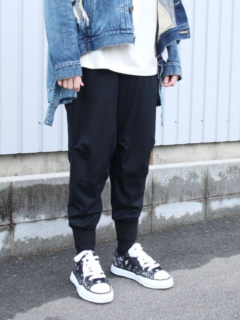 アイコニックなメゾンミハラヤスヒロのダメージデニムスタイル