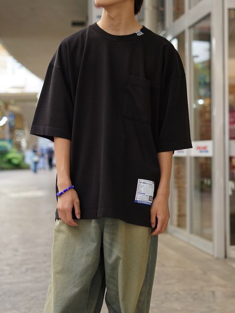 ブルーを差し色に効かせたMIHARAのワントーンスタイル