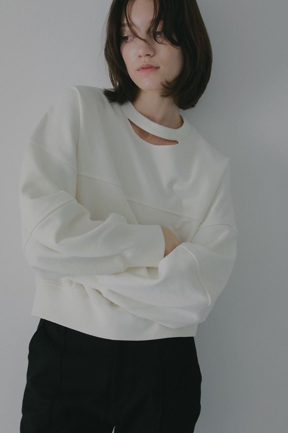 ネックデザインスウェット - MOON SLIT SWEAT TOPS (WHITE)