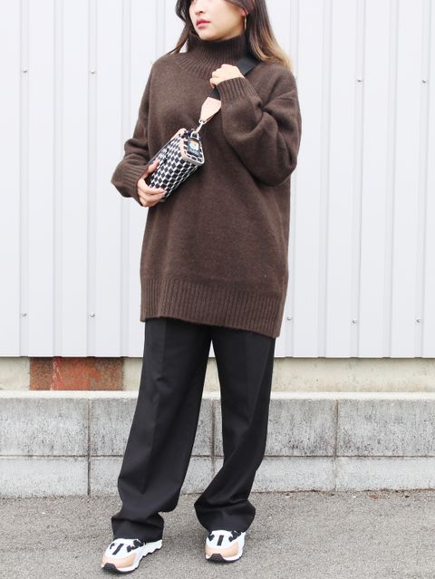 ふんわりと柔らかいETREの新作ニットスタイル