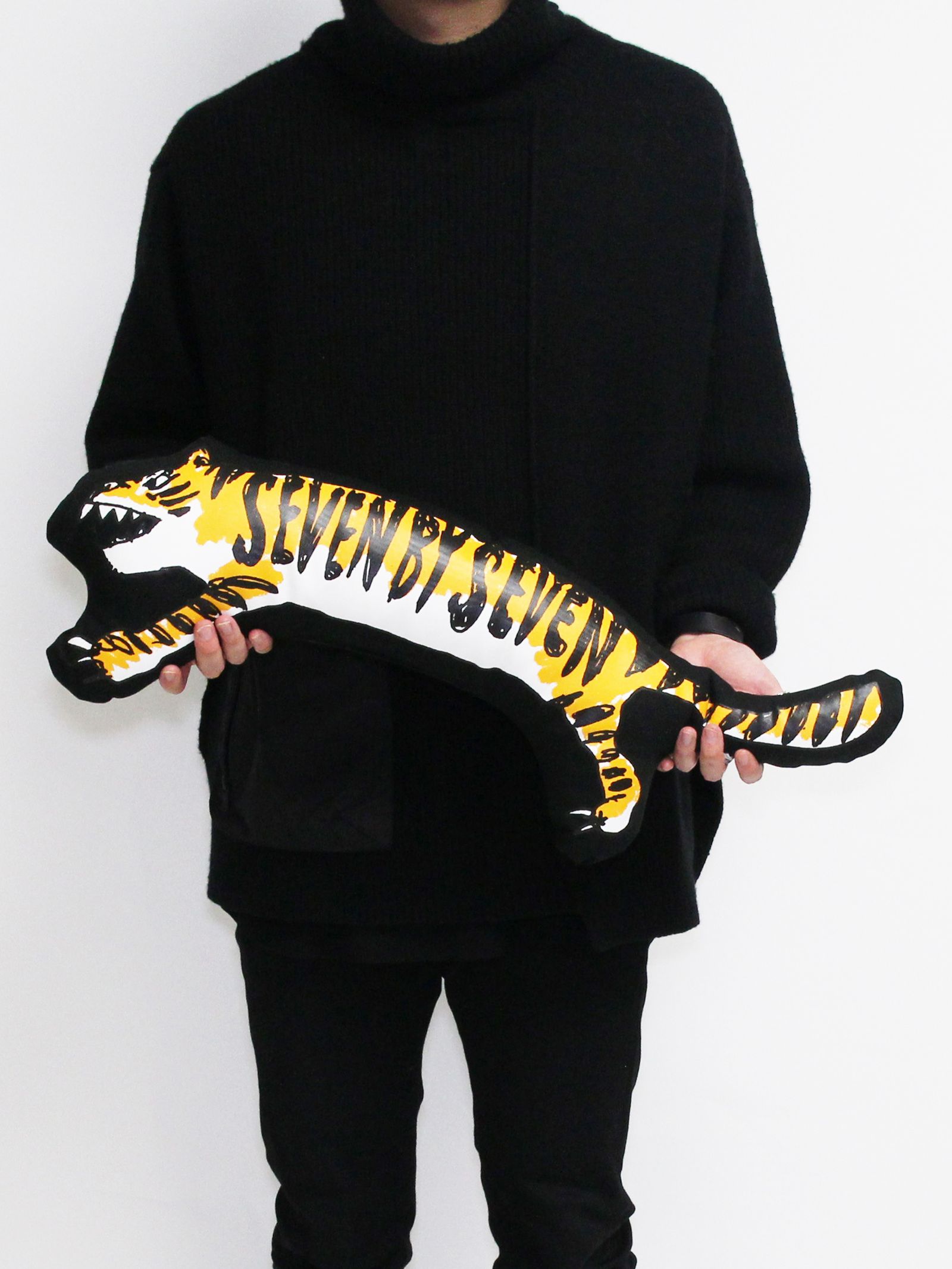 【スモール】 トラクッション - TIGER QUSHION - BLACK