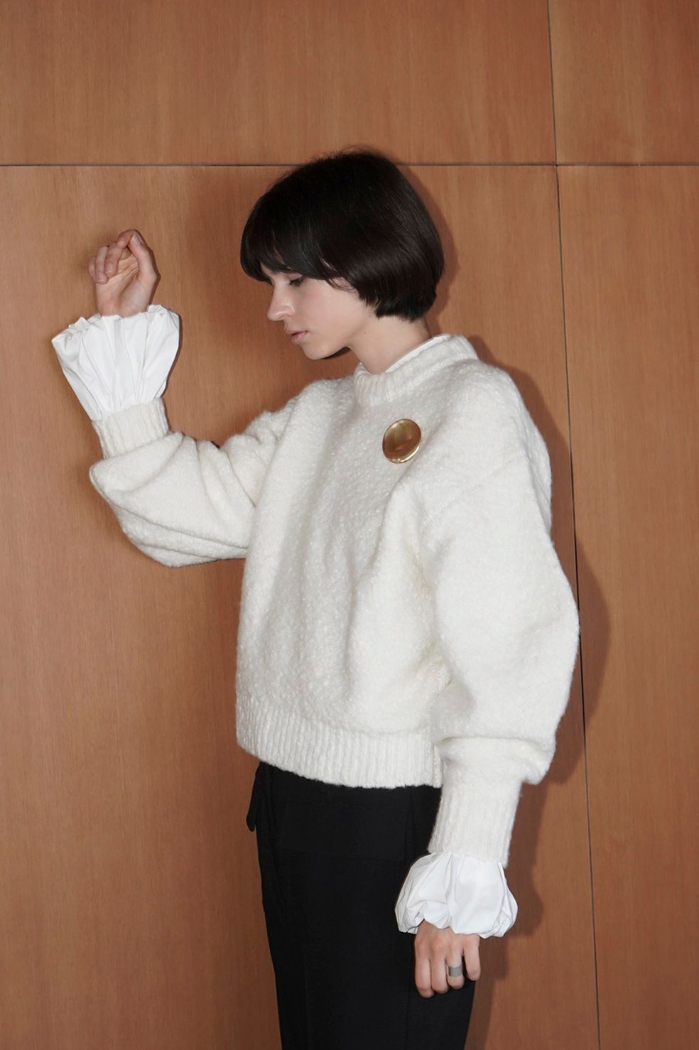 ブローチ セット ソフトスラブ ニットトップス - BROOCH SET SOFT SLUB KNIT TOPS - WHITE