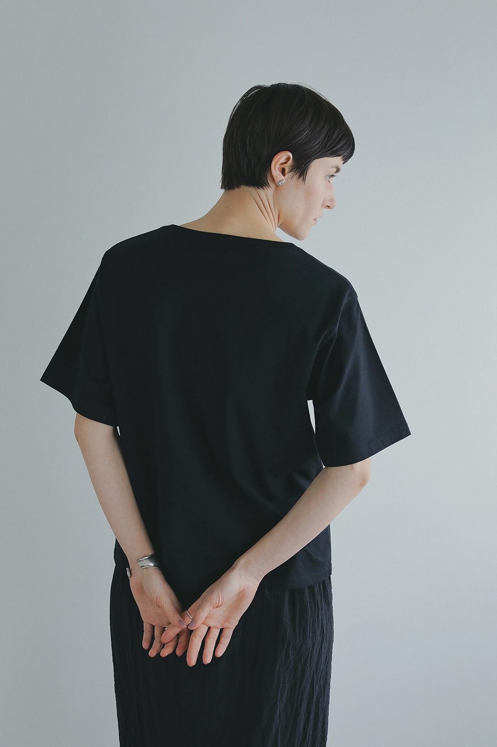 スリットネックトップス - SLIT NECK CUT TOPS - BLACK