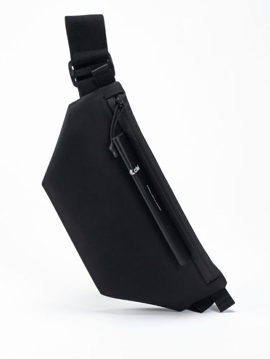 Isarau XS Sleek Black イザラウ XS スリーク ブラック ショルダーバッグ 斜め掛け