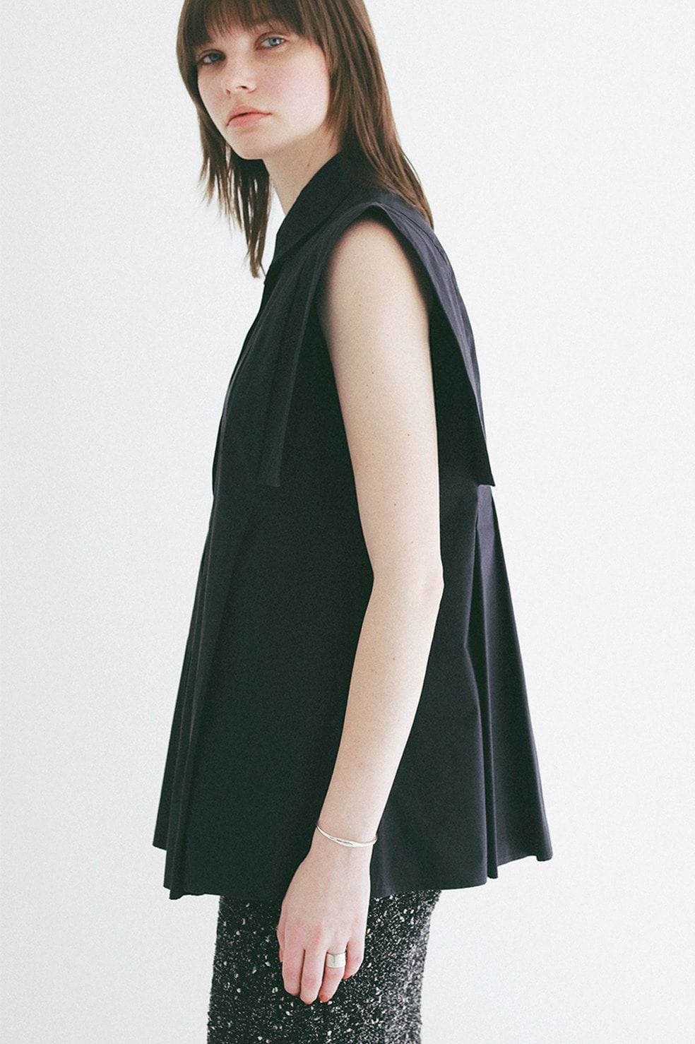 パネルプリーツ スクエアスリーブシャツ - PANELL PLEAT SQUARE SLEEVE SHIRTS (NAVY))