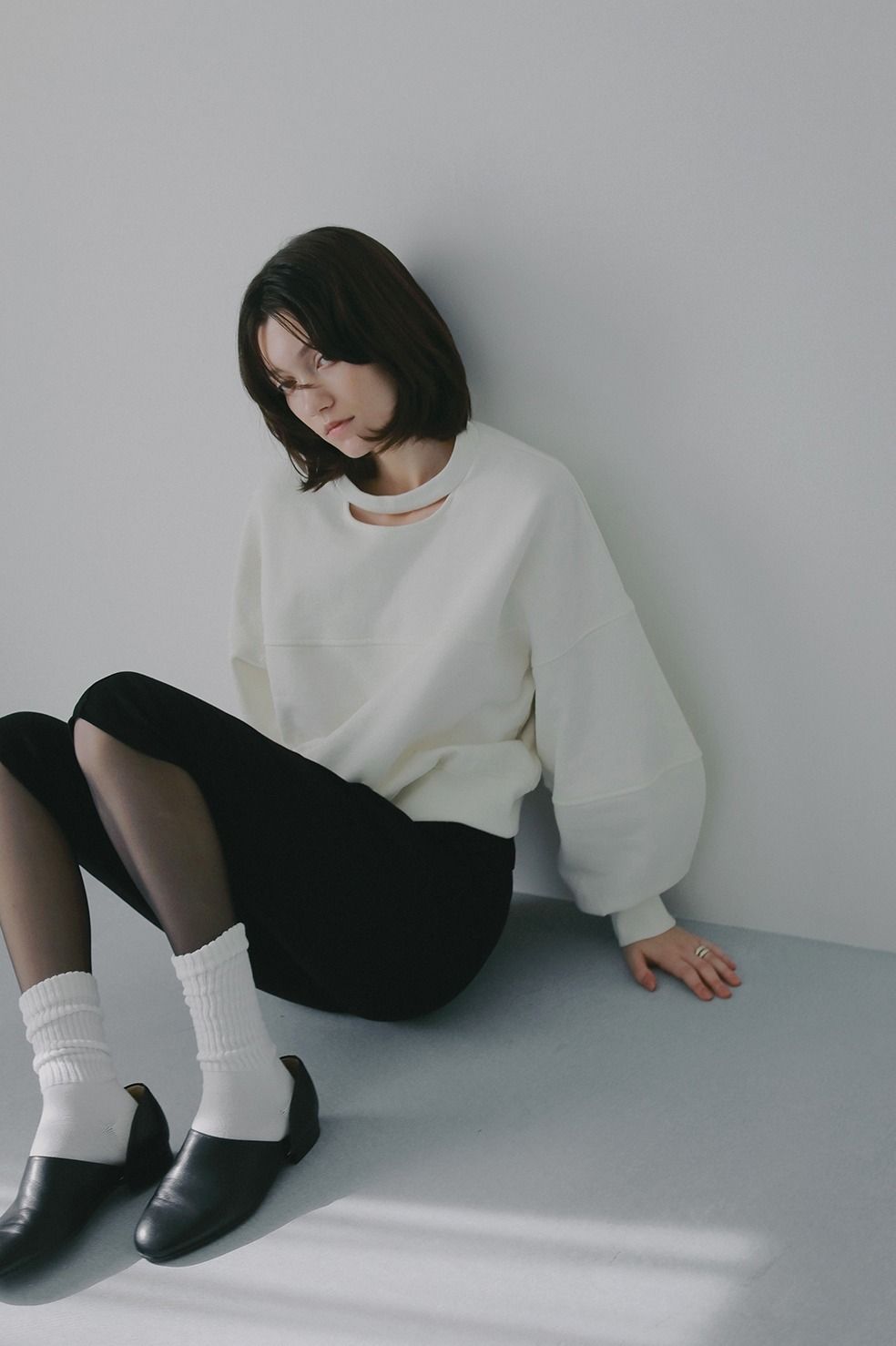 ネックデザインスウェット - MOON SLIT SWEAT TOPS (WHITE)