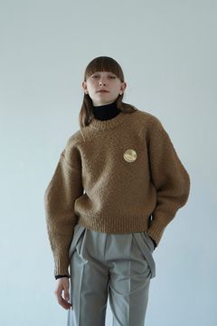 ブローチ セット ソフトスラブ ニットトップス - BROOCH SET SOFT SLUB KNIT TOPS - BEIGE