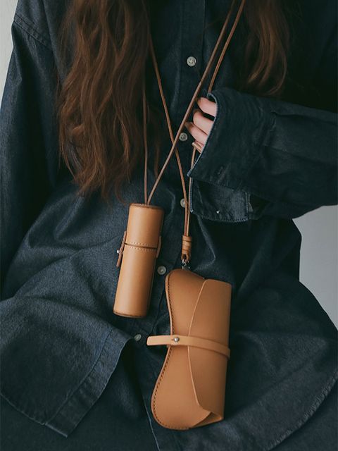 首から下げても、バッグに付けても。ETRE TOKYOのレザー小物コレクション