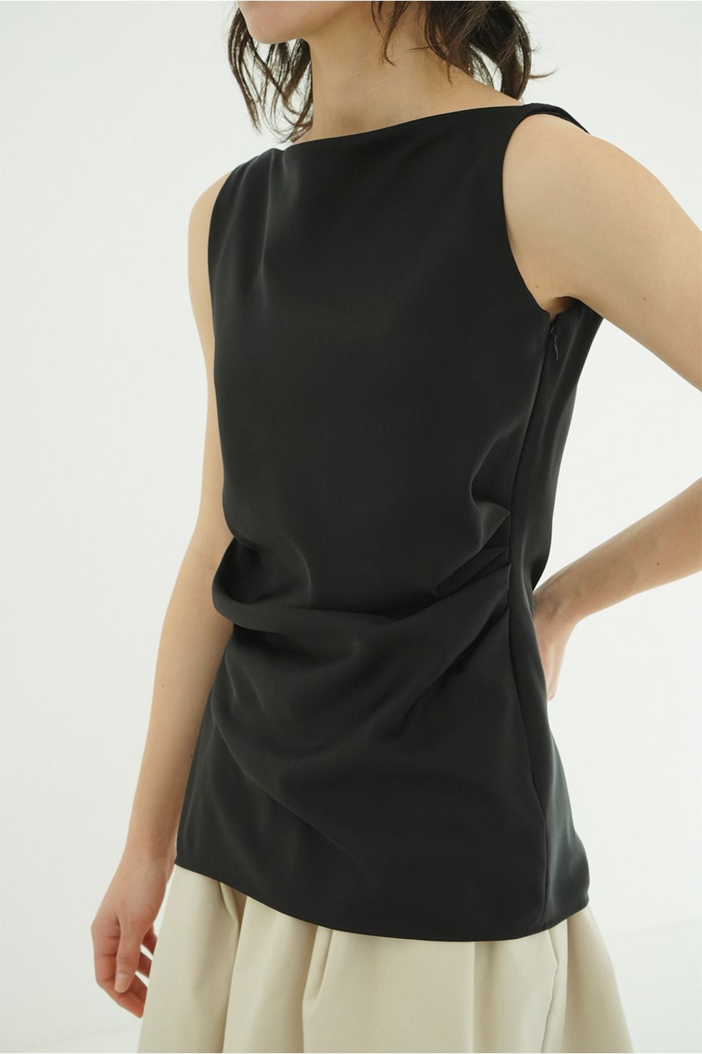 サテンドレープトップス - SATIN DRAPE TOPS (BLACK)