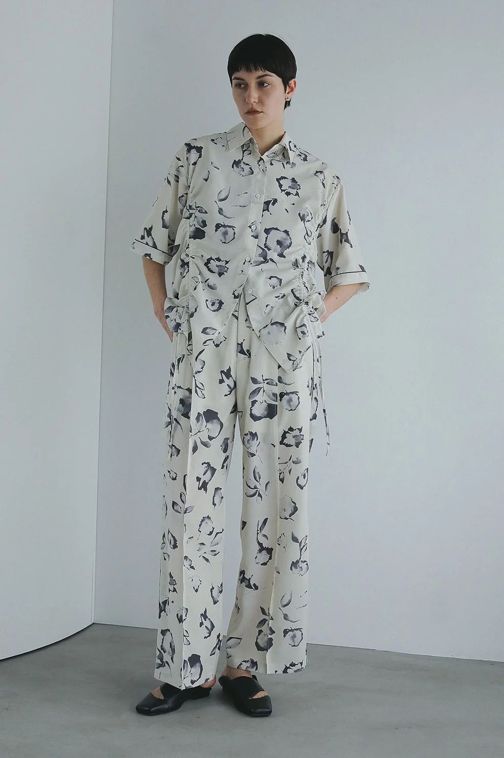 フラワーワイドパンツ - BLURRED FLOWER WIDE PANTS - IVORY