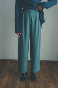 スッキリと女性らしいCLANEの新作ダウンコートスタイル