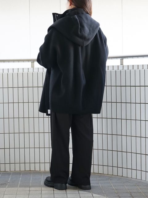 コクーンシルエットが女性らしETREの新作コートスタイル