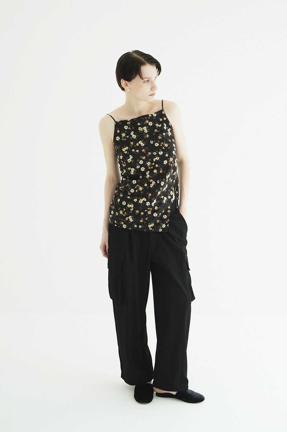 デザインキャミソール。 - MABEL FLOWER DRAPE CAMI TOPS (BLACK)