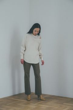 女性らしいスリット入りのトップスはCLANEが気分