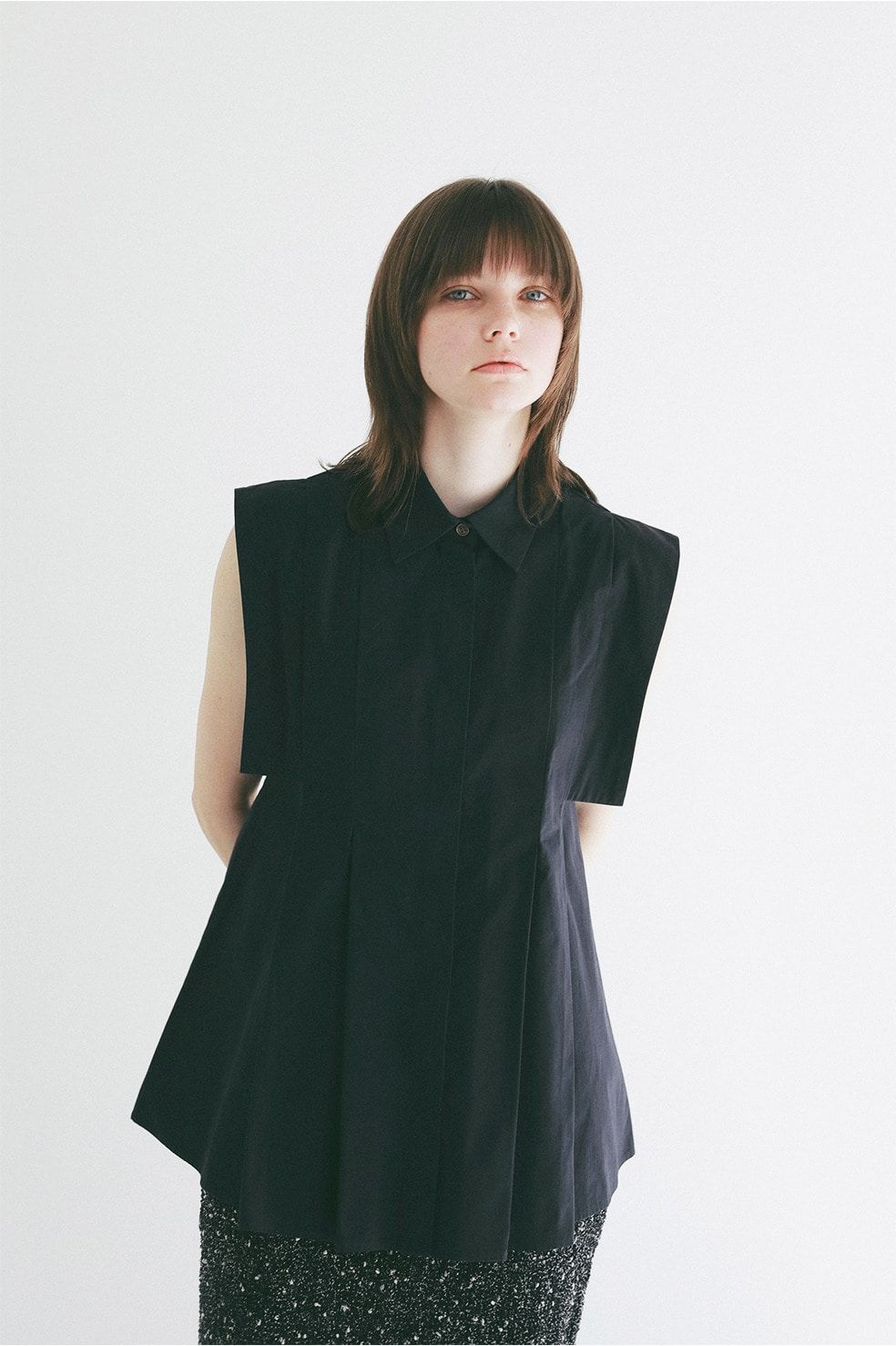 パネルプリーツ スクエアスリーブシャツ - PANELL PLEAT SQUARE SLEEVE SHIRTS (NAVY))