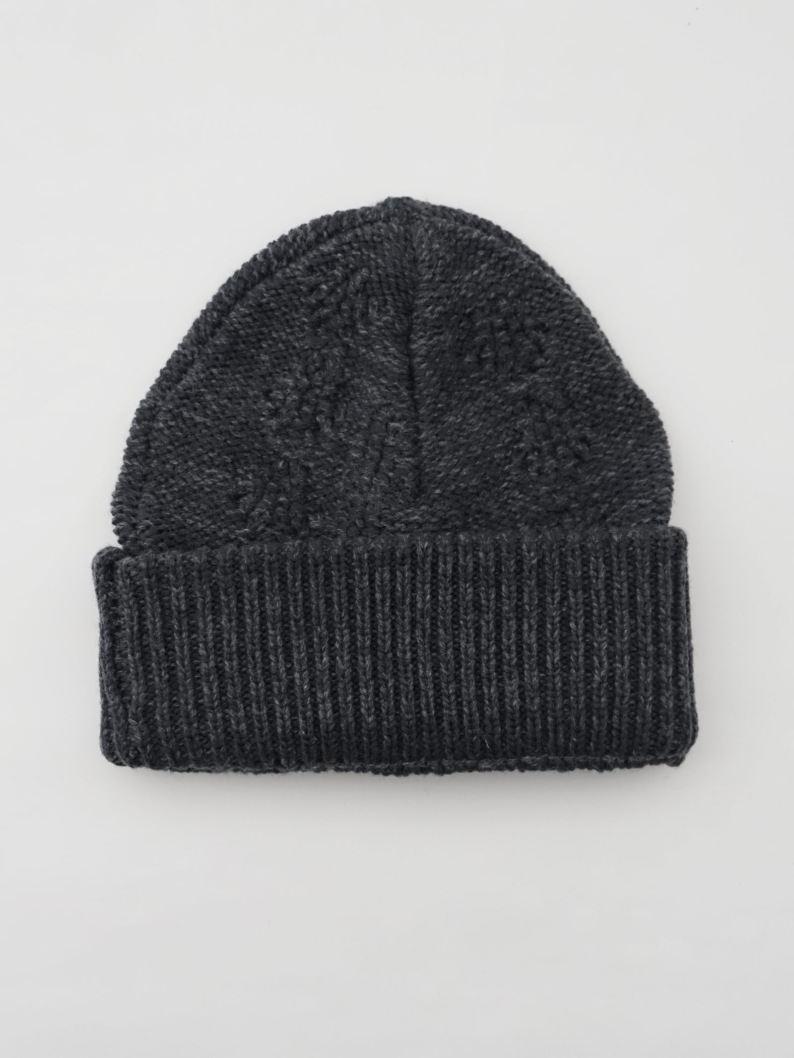 ケーブル ビーニー - CABLE KNIT BEANIE GREY