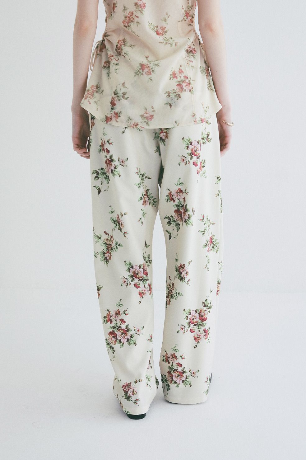 フラワータックパンツ - FLOWER TUCK PANTS (BEIGE)