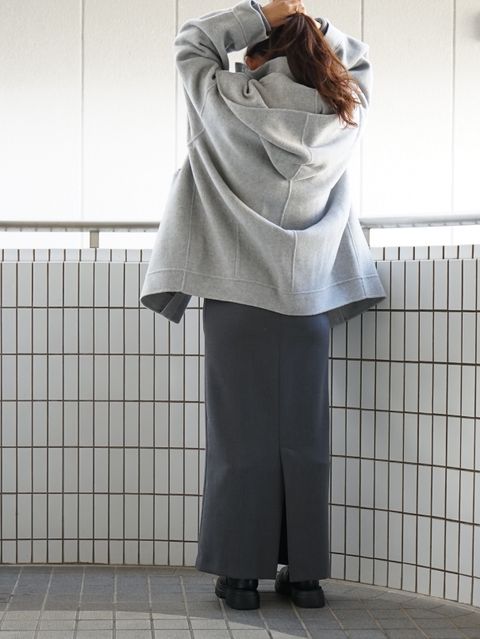 グレーでまとめたシックなETREの新作コーデ