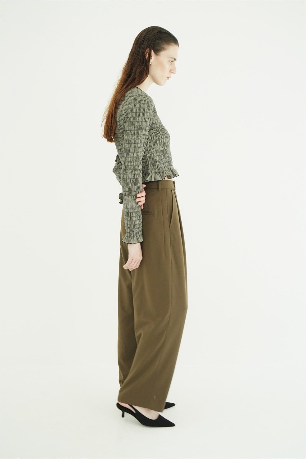 【26AW】ベーシックタックパンツ - BASIC TUCK PANTS (KHIKI)