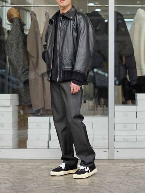 レザーを品よく着る、OVERCOATの大人スタイル