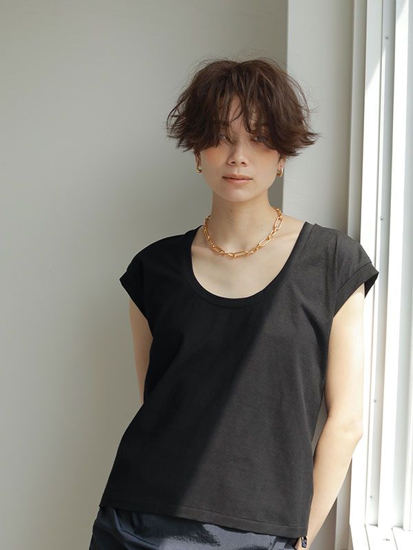 ラウンドネックノースリトップス - BLACK