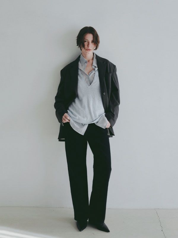 ハイライズストレートデニム (ブラック）