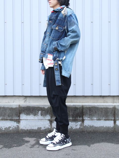 アイコニックなメゾンミハラヤスヒロのダメージデニムスタイル