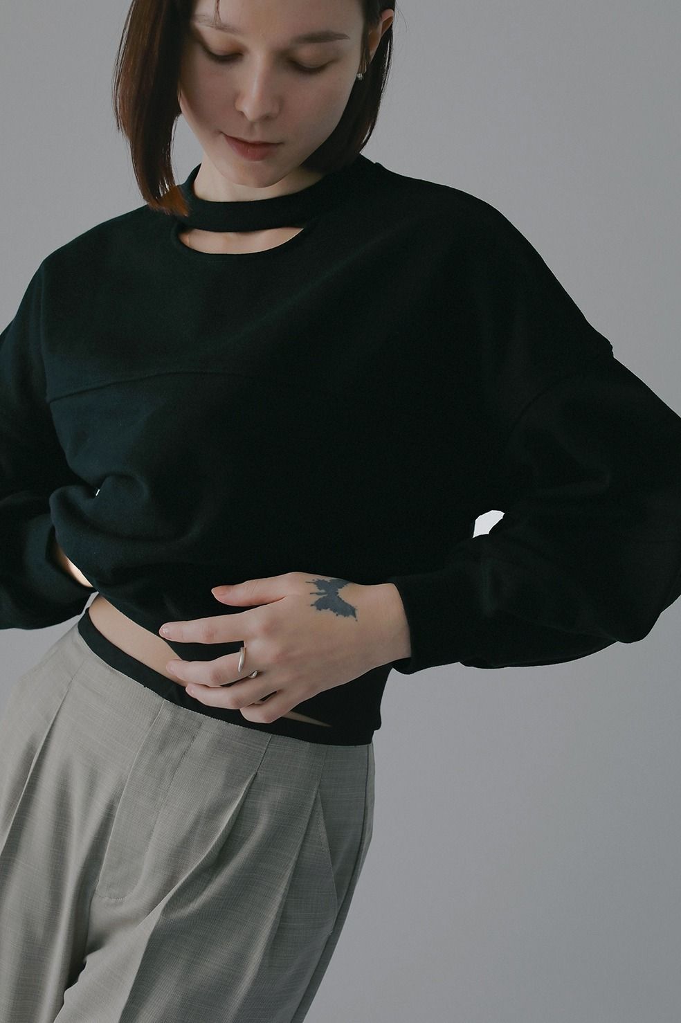 ネックデザインスウェット - MOON SLIT SWEAT TOPS (BLACK)
