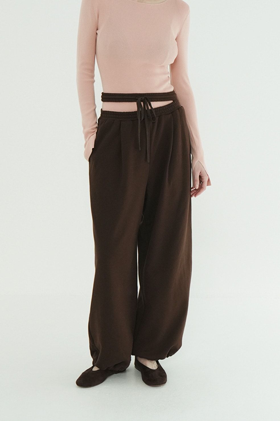 スラッシュ ウエスト スウェットパンツ - SLASH WAIST SWEAT PANTS (BROWN)