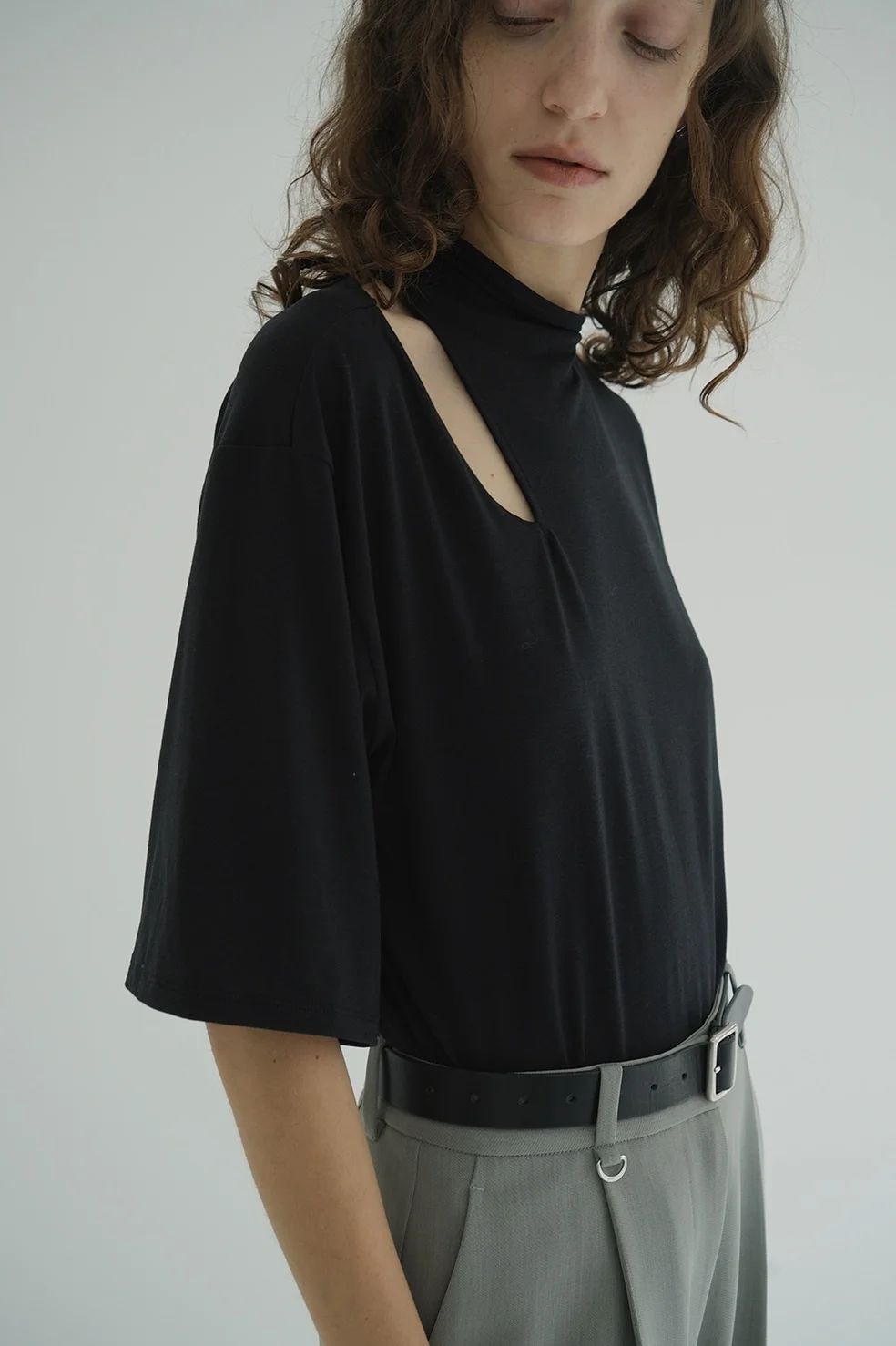スラッシュネックハーフスリーブトップス - SLASH NECK HALF SLEEVE TOPS- BLACK