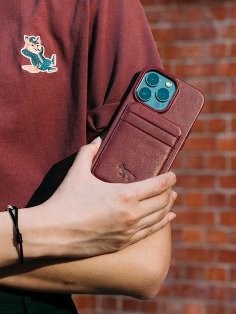 【I4 PRO対応 アイフォンケース】 FW2022 TECH COLLECTION FOX MAGSAFECARD CASE WITH CARD HOLDER  WINE LESS