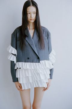 フリルテーラードジャケット - FRILLED TAILORED JACKET (GREY)