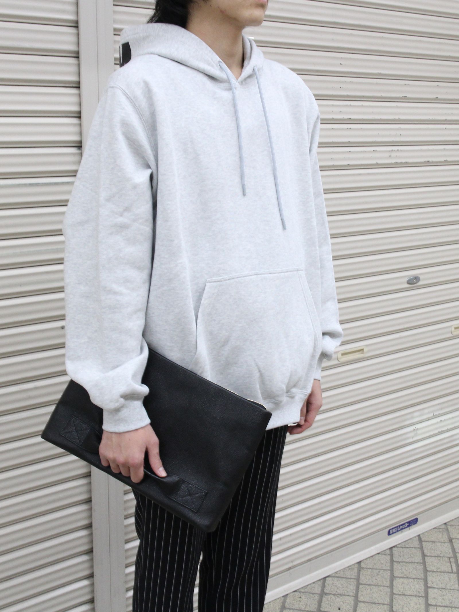 ”フーディ × スラックス” 大人のリラックスコーディネート