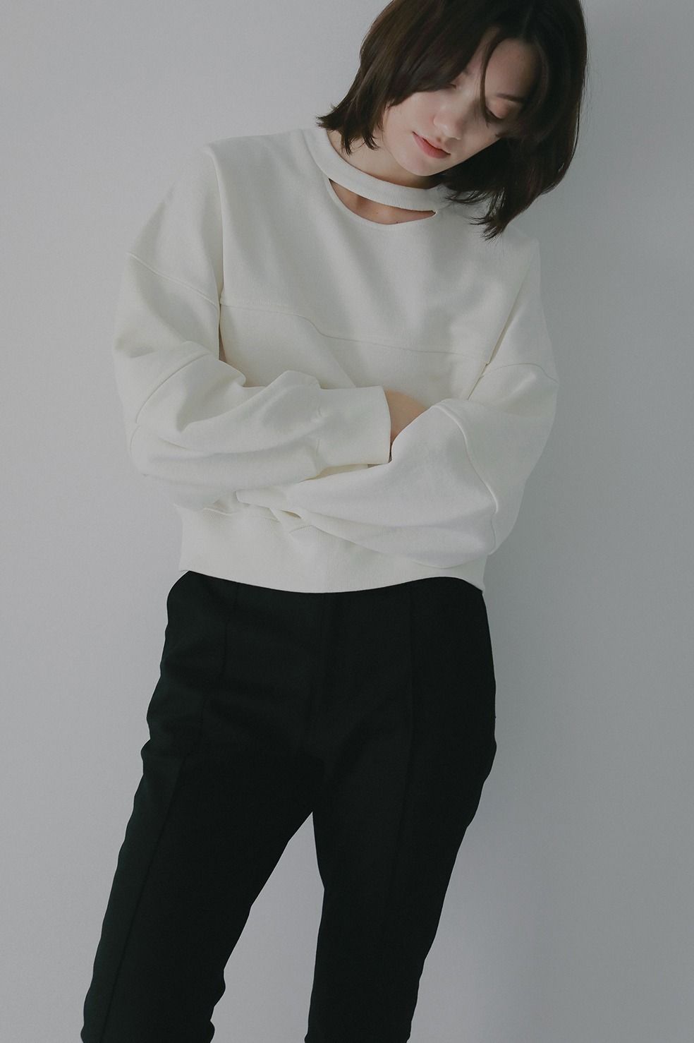 ネックデザインスウェット - MOON SLIT SWEAT TOPS (WHITE)