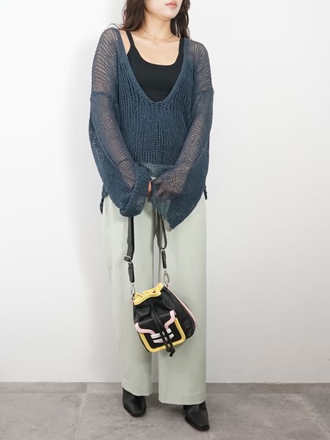 抜け感のあるETREのニットは女性らしさを加えて
