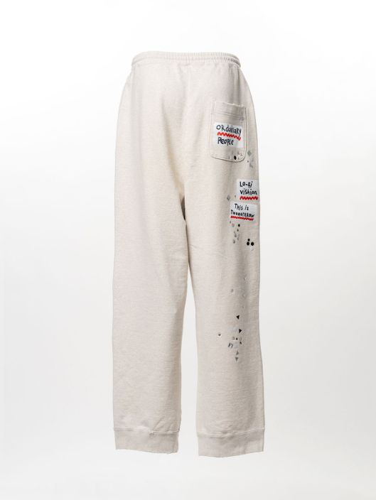 エンベリッシュド ステッカー スウェット パンツ - Embellished Sticker Sweat Pants (WHITE)