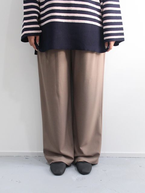 ETREのクリーンな大人カジュアルコーデ